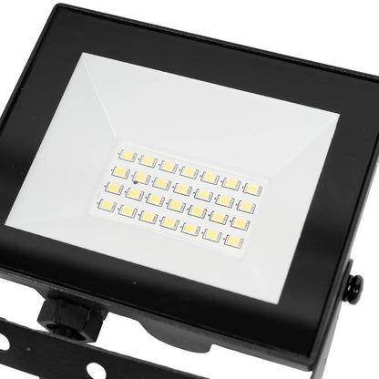 Proiector Slim LED Novelite aprins noaptea cu flux luminos puternic și uniform 6500K
