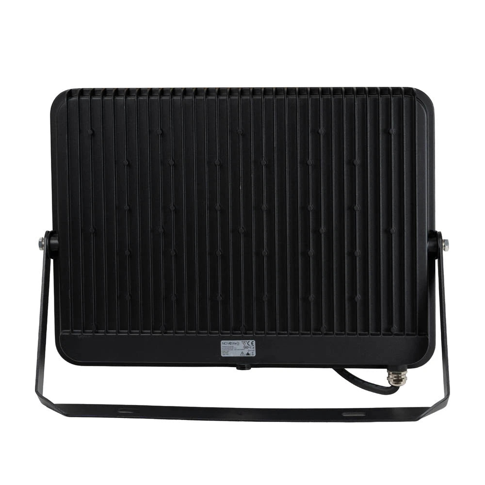 Proiector LED V2 Novelite 300W - instalat pe stalp industrial exterior